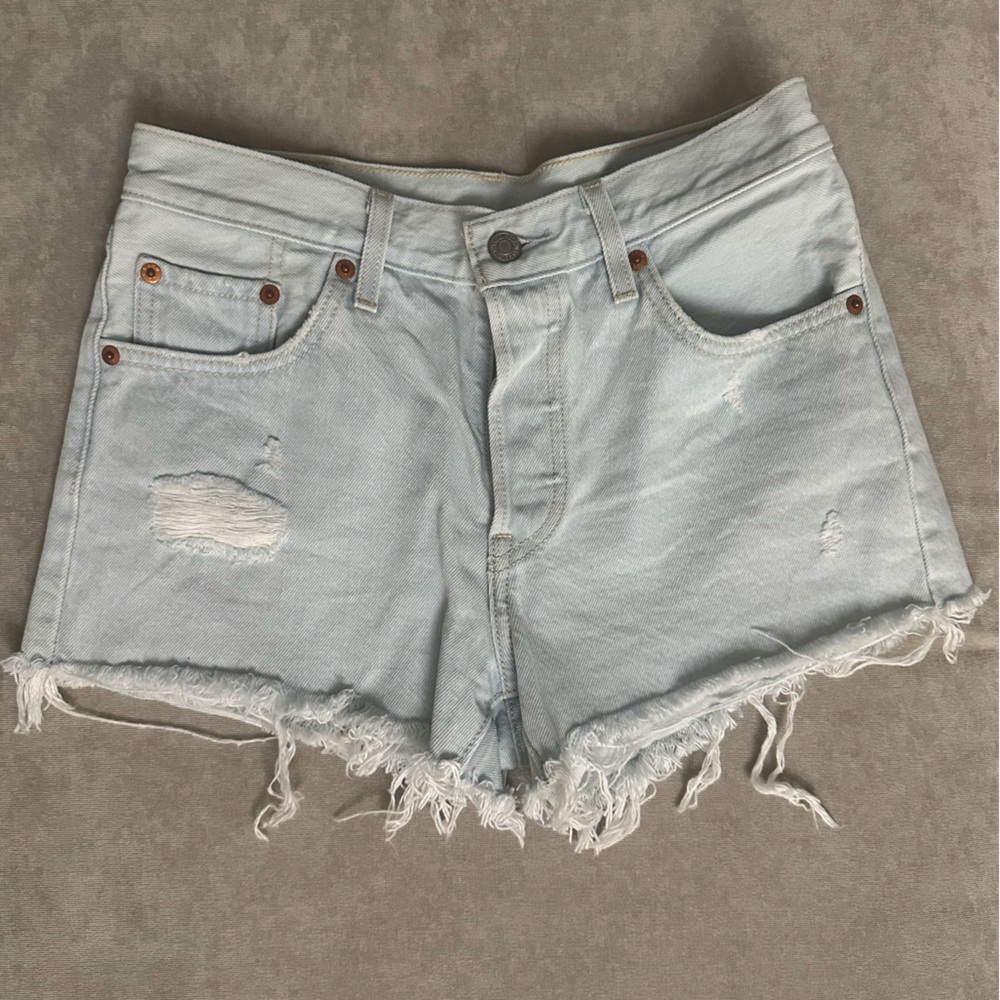Levi’s 501 shorts light wash